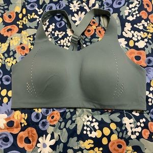 Lululemon sports bra never worn